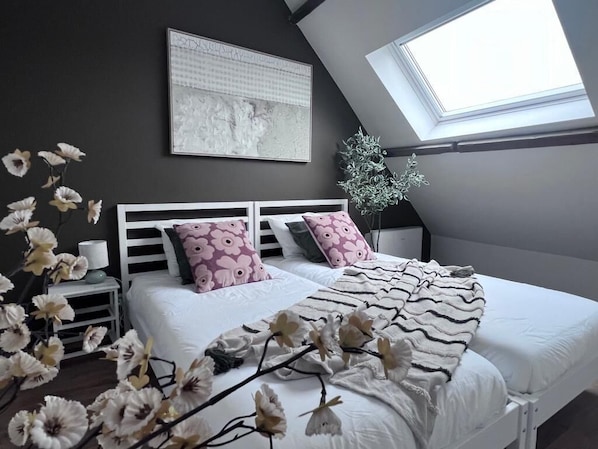 2 bedrooms, travel crib, free WiFi, bed sheets