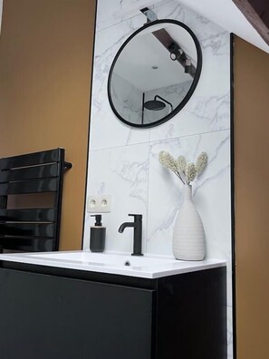 Shower, hair dryer, towels - Gîte Saphir 4/6 pers, Sauna, Pairi Daiza (Brugelette)