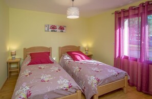 4 bedrooms, iron/ironing board, free WiFi, bed sheets - Gite Aveyron  l'Orchis 8 pers Bezonnes Bozouls. 4 étoiles 4 épis. (Rodelle)
