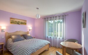 4 bedrooms, iron/ironing board, free WiFi, bed sheets - Gite Aveyron  l'Orchis 8 pers Bezonnes Bozouls. 4 étoiles 4 épis. (Rodelle)