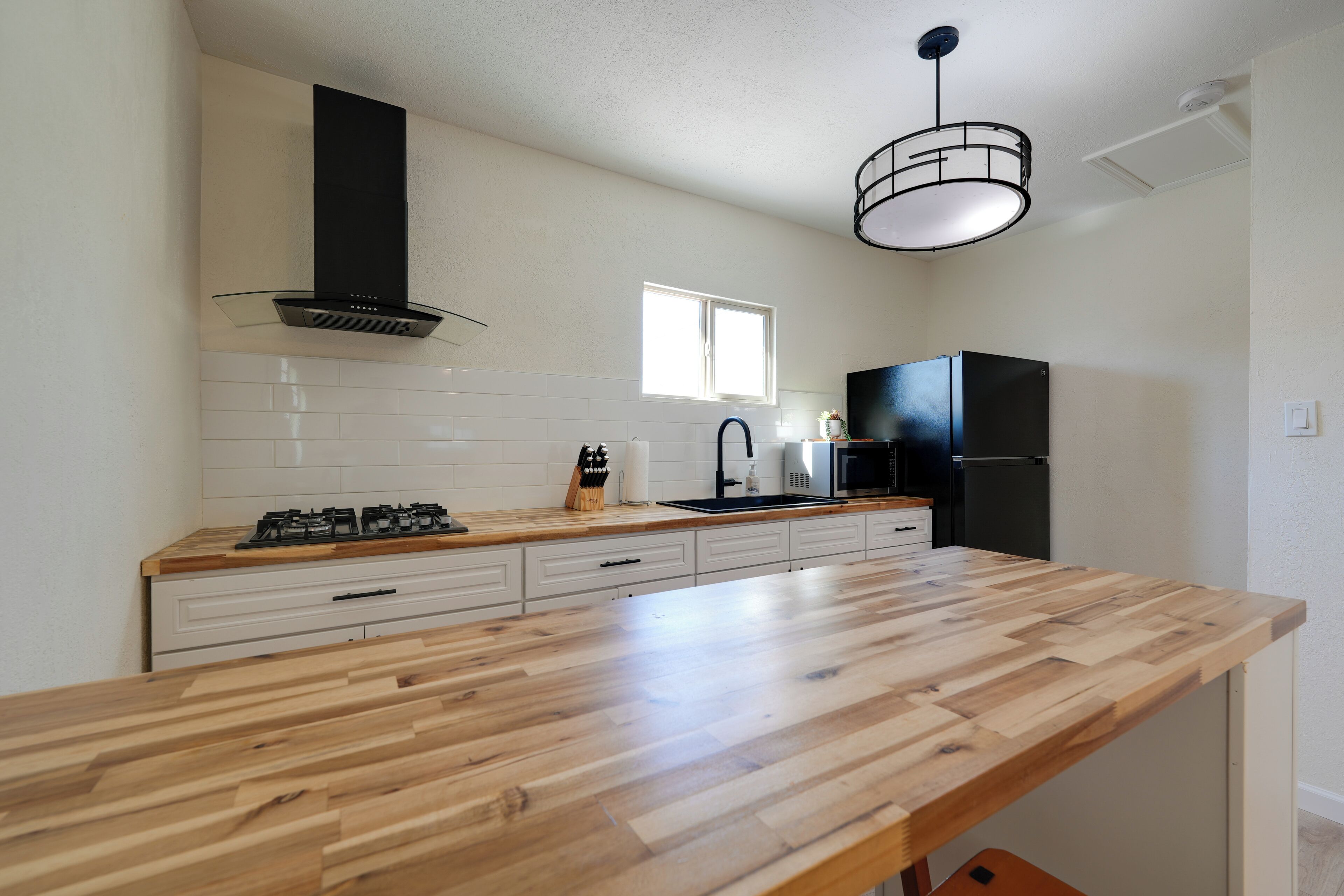 Coffee/tea maker, fridge, microwave, stovetop