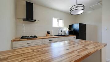 Coffee/tea maker, fridge, microwave, stovetop