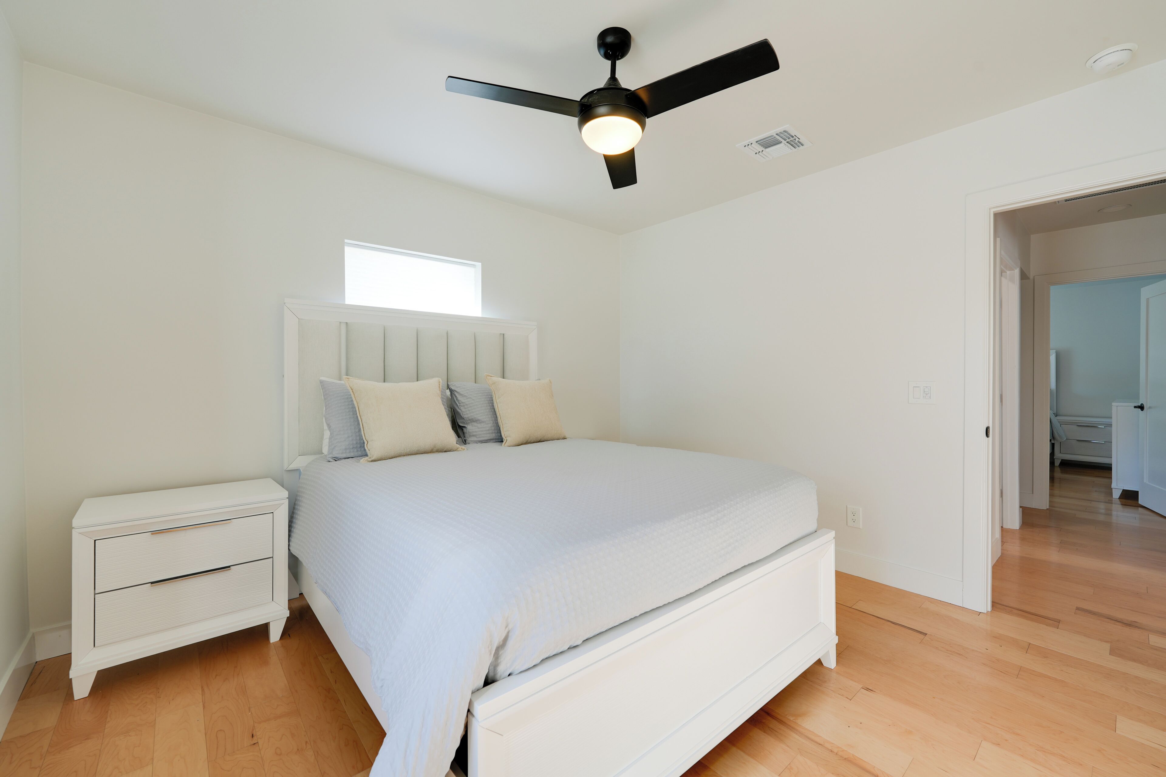 4 bedrooms, iron/ironing board, internet, bed sheets