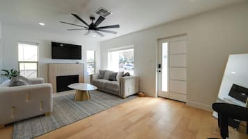 TV, fireplace
