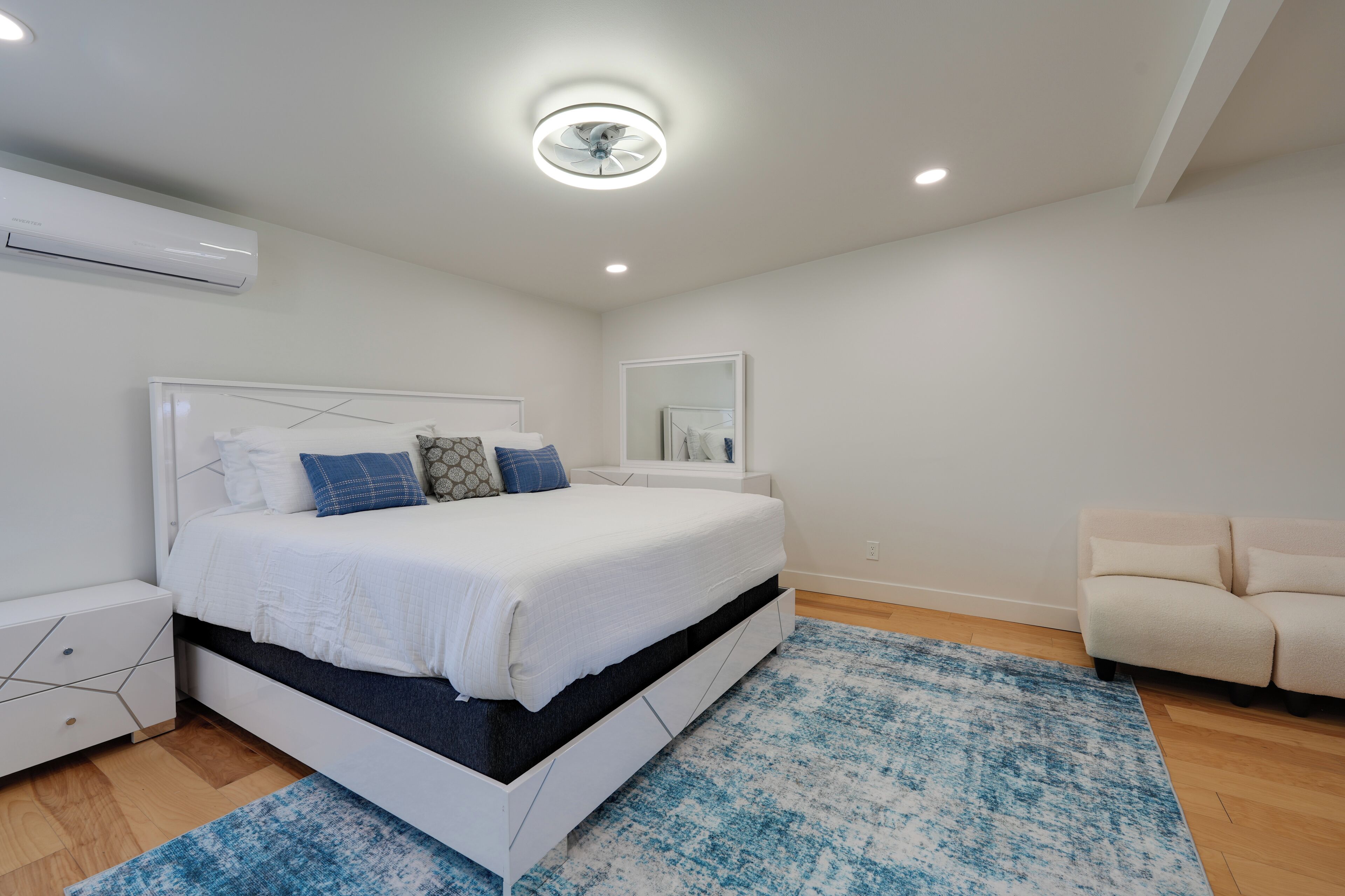 4 bedrooms, iron/ironing board, internet, bed sheets