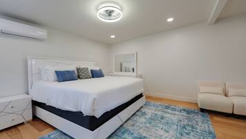 4 bedrooms, iron/ironing board, internet, bed sheets
