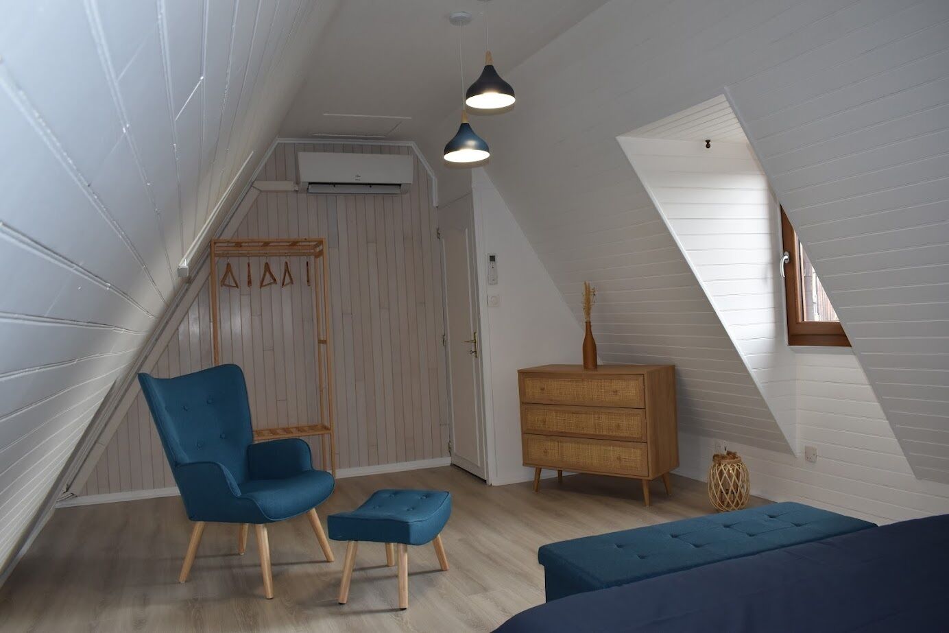 2 bedrooms, internet, bed sheets