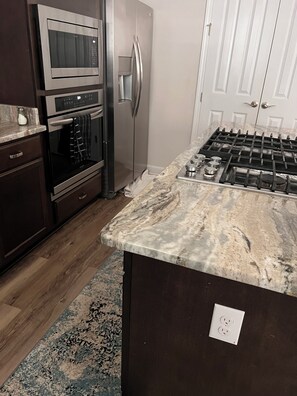 Private kitchen - Charming 2-bedroom townhome with AC in awesome Myrtle Beach Market Common (Myrtle Beach)