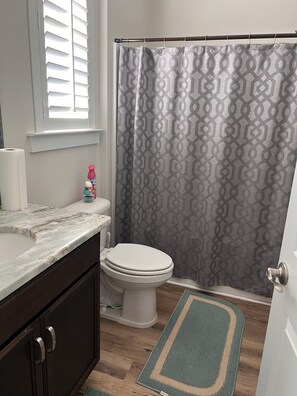 Bathroom - Charming 2-bedroom townhome with AC in awesome Myrtle Beach Market Common (Myrtle Beach)