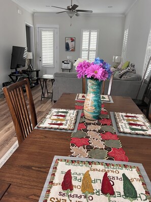 Dining - Charming 2-bedroom townhome with AC in awesome Myrtle Beach Market Common (Myrtle Beach)