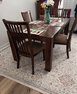 Dining - Charming 2-bedroom townhome with AC in awesome Myrtle Beach Market Common (Myrtle Beach)