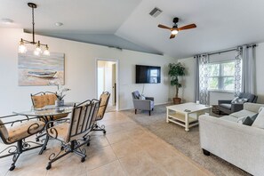 TV - 3 Mi to Beach! Englewood Family Gem + Private Pool (Englewood)
