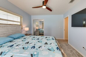 3 bedrooms, iron/ironing board, Internet, bed sheets - 3 Mi to Beach! Englewood Family Gem + Private Pool (Englewood)