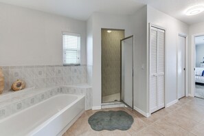Hair dryer, towels - 3 Mi to Beach! Englewood Family Gem + Private Pool (Englewood)
