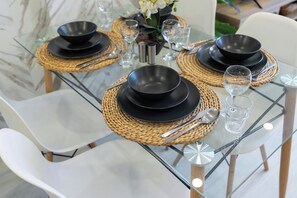 Apartamento, vista para a cidade | Opções para refeição