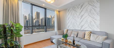 Apartment, Stadtblick | Wohnbereich | 60-Zoll-Flachbildfernseher mit Satellitenempfang