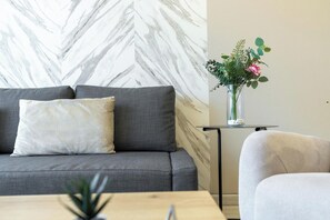 Apartamento, vista para a cidade | Área de estar | TV de tela plana 60 polegadas com canais via satélite