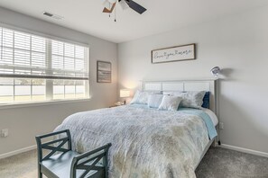 3 bedrooms, desk, iron/ironing board, Internet - Gateway to Emerald Isle! Coastal Gem w/ Golf Cart (Newport)