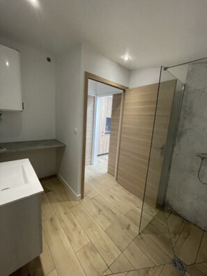 Douche, séchoir à cheveux, papier de toilette
