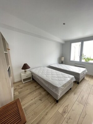 2 habitaciones, tabla de planchar con plancha y wifi gratis 