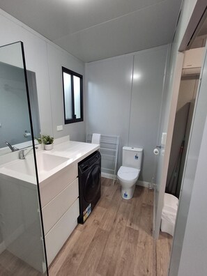 Family Studio, Golf View | Bathroom - Gunabul Homestead & Golf Course (Gympie)