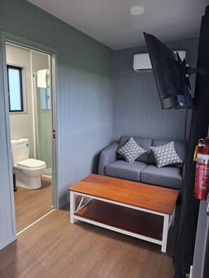 Standard Studio, Golf View | Living area | Flat-screen TV - Gunabul Homestead & Golf Course (Gympie)