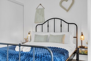 Room - Modern City Retreat in a Stylish 1 Bedroom - Heart of Downtown! (Toronto)