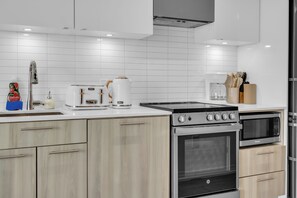 Private kitchen - Modern City Retreat in a Stylish 1 Bedroom - Heart of Downtown! (Toronto)