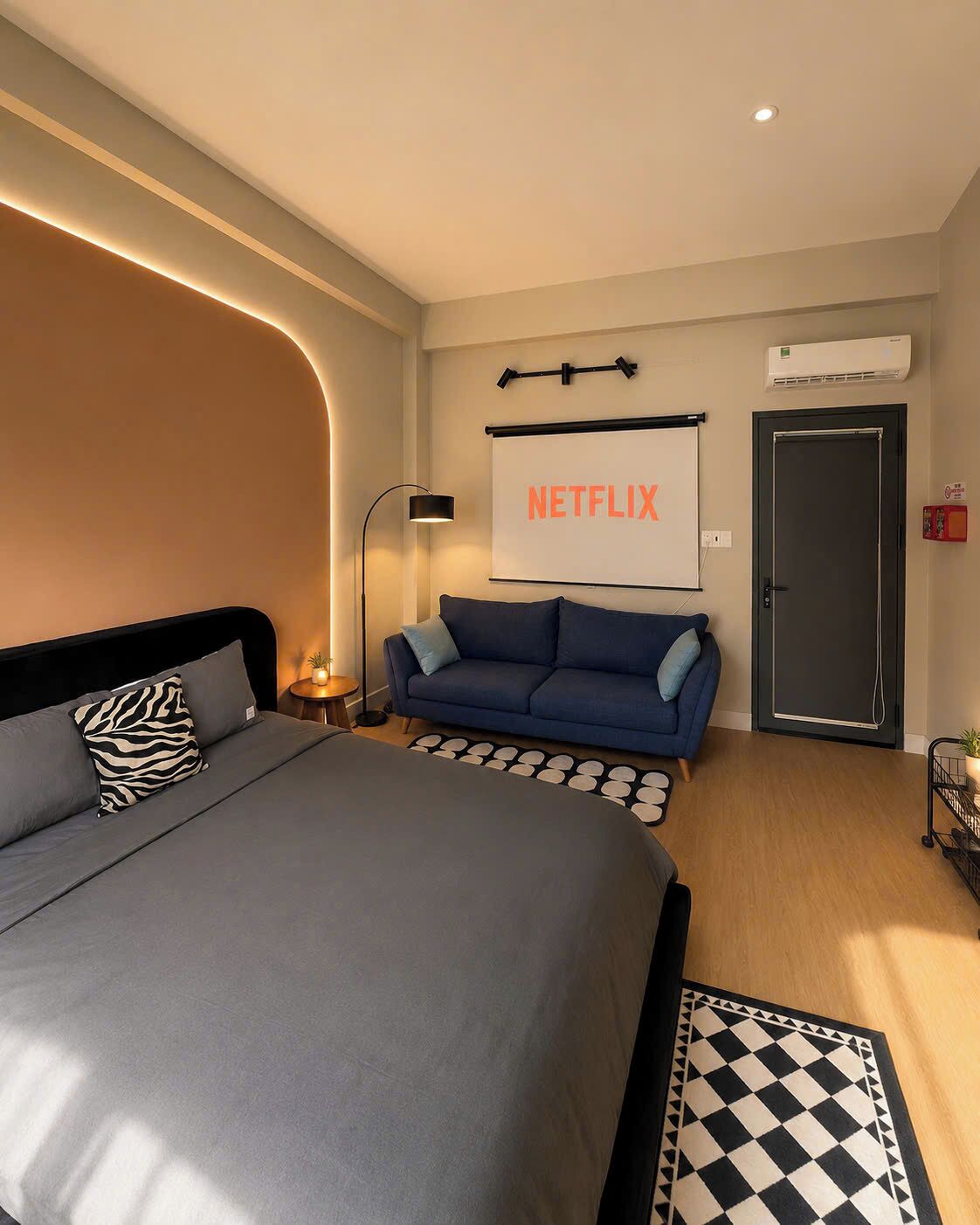Suite monolocale Superior, balcone, vista città | Area soggiorno | TV a schermo piatto 100 pollici con canali digitali, Netflix