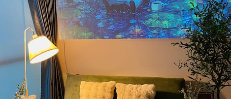 Studiosvit - terrass - utsikt mot staden | Vardagsrum | 100-tums platt-tv med digitalkanaler, Netflix och streamingtjänster