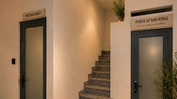 A staircase with two doors labeled 'PHÒNG NGƯ' and 'PHÒNG VÊ SINH RIÊNG' leading to different areas.