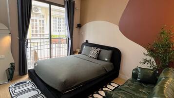 Deluxe Studio Suite, Balcony, City View | Interior
