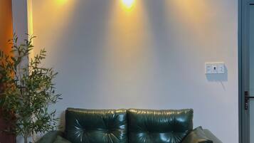 Suite estudio Deluxe, balcón, vista a la ciudad | Área de sala de estar