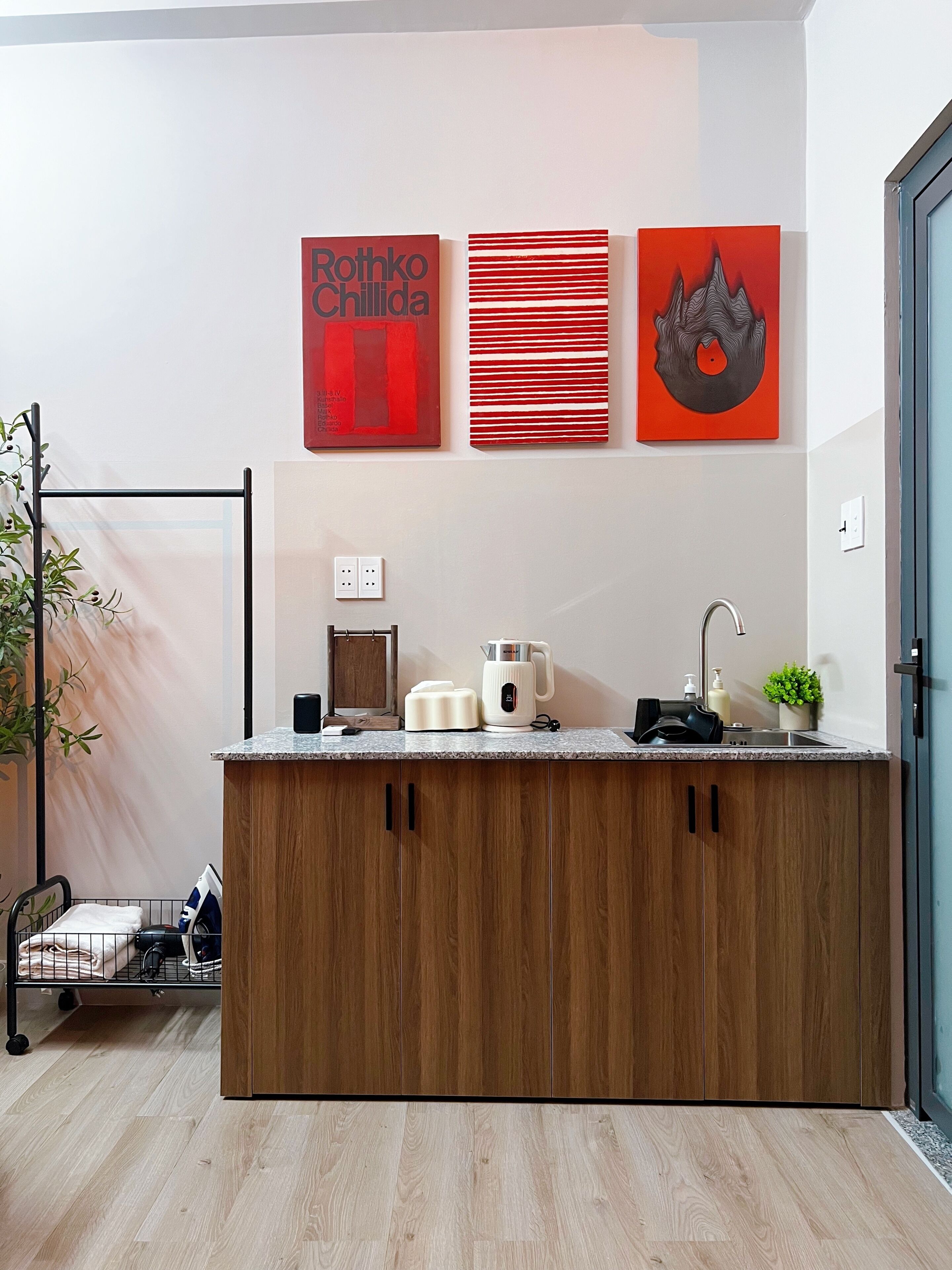 Suite estudio, baño privado | Cocina privada | Refrigerador, parrilla de estufa, arrocera y utensilios de cocina 