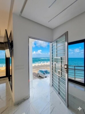 Interior - Endless ocean view and feet in the water (Sidi Bouzid)