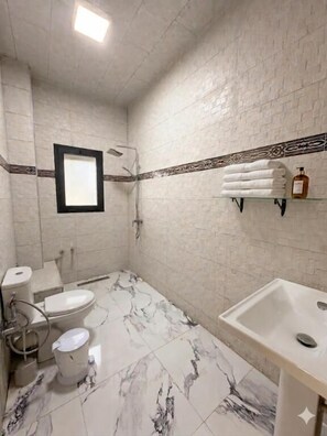 Shower - Endless ocean view and feet in the water (Sidi Bouzid)