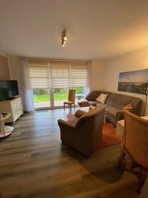 TV, stereo - Appartmenthaus Nolting Apartment 2 Nolting with terrace & WLAN in Werdum - (Werdum)