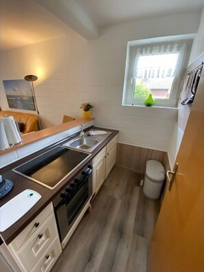 Oven, coffee/tea maker - Appartmenthaus Nolting Apartment 2 Nolting with terrace & WLAN in Werdum - (Werdum)