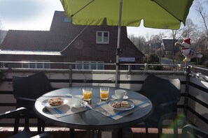 Outdoor dining - Am Haustierpark vacation apartment Paula with balcony, WLAN and space for 4 guests - Am (Werdum)
