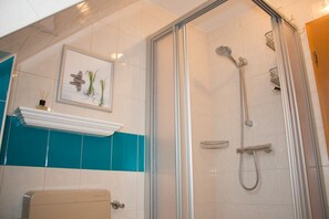 Shower, towels - Am Haustierpark vacation apartment Paula with balcony, WLAN and space for 4 guests - Am (Werdum)