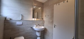 Shower, hair dryer - Vacation apartment Legewarfen 4/2 - Wohnpark Werdum (Werdum)