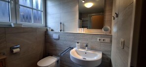 Shower, hair dryer - Vacation apartment Legewarfen 4/2 - Wohnpark Werdum (Werdum)