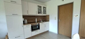 Fridge, microwave, oven, stovetop - Vacation apartment Legewarfen 4/2 - Wohnpark Werdum (Werdum)