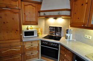 Fridge, microwave, oven, stovetop - Vacation home Uferstraße 2 F - Holiday home Uferglück Uferstraße 2 F (Wittmund)