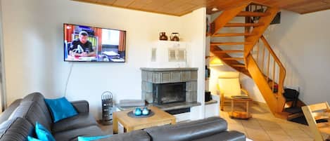 Televisión, chimenea y estéreo