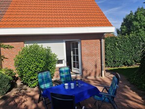 Outdoor dining - Vacation home Uferstraße 2 F - Holiday home Uferglück Uferstraße 2 F (Wittmund)