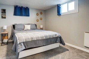 1 Schlafzimmer, Schreibtisch, Bügeleisen/Bügelbrett, Reisekinderbett
