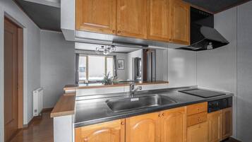 Fridge, microwave, stovetop, cookware/dishes/utensils