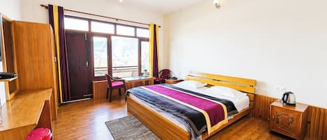 Hypo-allergenic bedding, desk, soundproofing, free WiFi