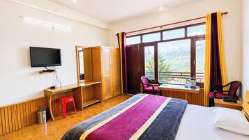 Hypo-allergenic bedding, desk, soundproofing, free WiFi